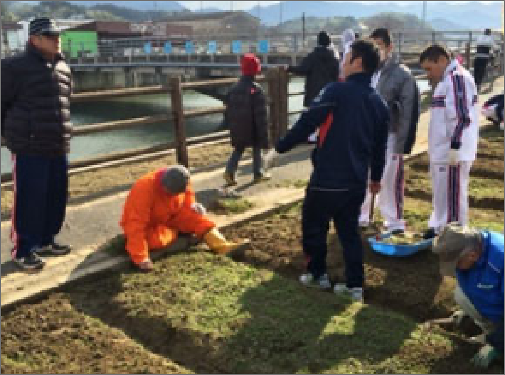 整地作業をするボランティア